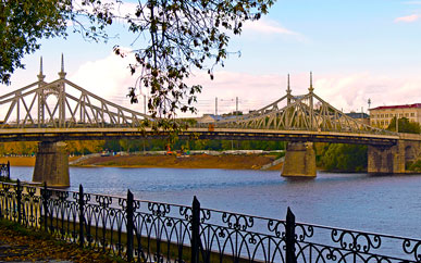 Горсад . Осень. Волга. Старый мост.